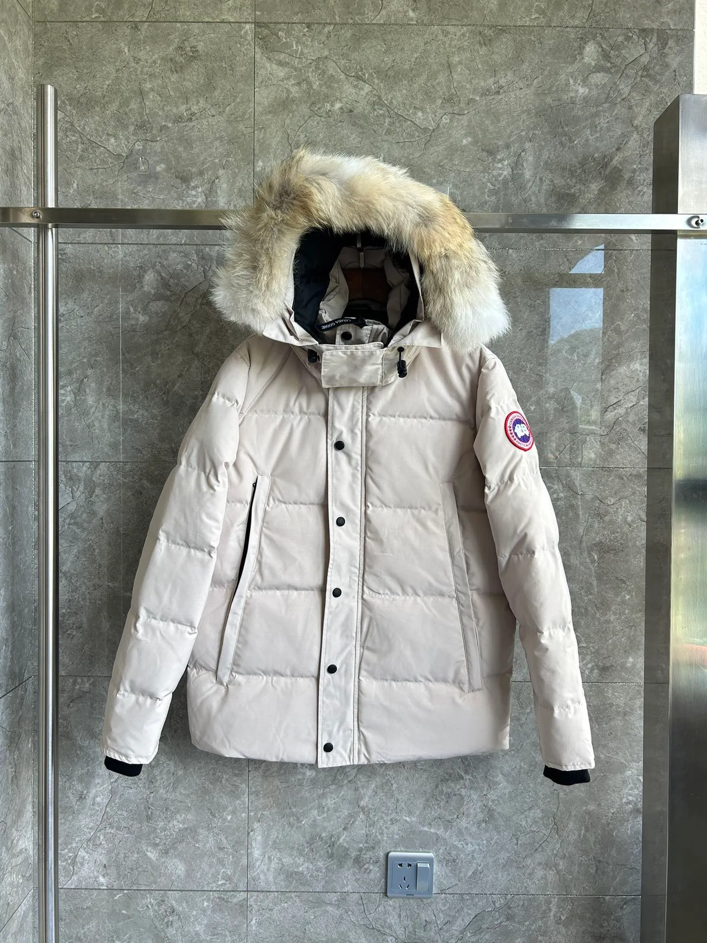 The P880 Wyndham Parker is available in 29 models for both men and women. Both the fur collar and the fur collar are detachable. My personal favorite is simple and elegant. It is clean and neat. It has been chosen by Arctic and Antarctic scientific expedition teams as winter wear. It is the Rolls-Royce of the world. ➖ Industry-leading anti-counterfeiting chip sensing. ➖ Imported Behringer embroidery machines and customized embroidery labels, the highest level and industry leading. ➖ Imported Korean 21-count polyester-cotton blended original fabric, TC85 waterproof coated fabric, water-repellent, windproof and wear-resistant. ➖ The new national standard 80 white duck down is filled with an average of 520 grams of down. The amount of down filled is industry-leading. ➖ 100% nylon lon lining with double double-layer sealing design to prevent velvet running, seamless thread design on cuffs! ➖ Western Canadian Green Wolf Collar. ➖ Yoshida YKK provides original factory-customized electroplated sliders. YKK two-way lockable zippers are tight and smooth and do not peel off paint. ➖ 3M composite Velcro is durable and the accessories and hardware are all custom-made. Note: Our copywriting is only simple and clear. Instead of bragging about the copywriting, it is better to compare and understand with samples. Only for the purest, most focused, most professional, highest quality, and highest sex! Color: off-white with red label. Size: Xs S M L XL XXL.